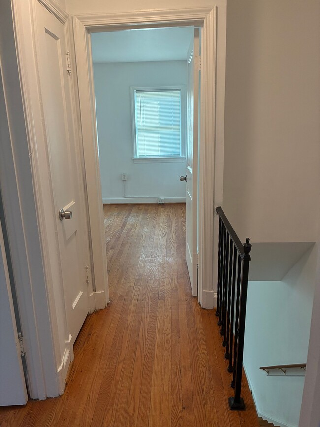 Photo - 425 Oakwood St SE