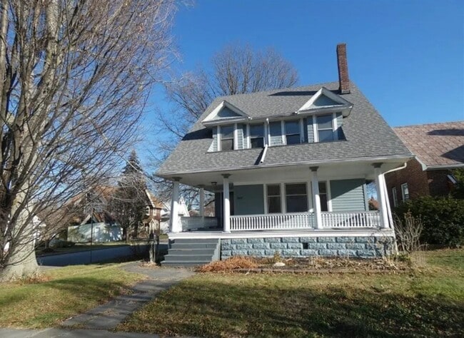 Building Photo - Gorgeous 4 bed, 2.5 bath in Lakewood
