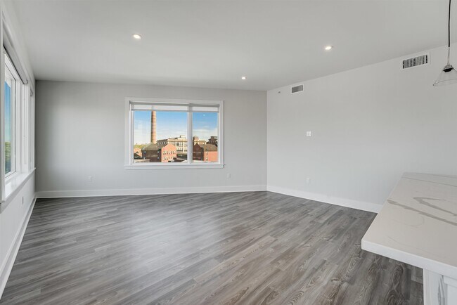 Photo - 658 Grand St Unidad 303