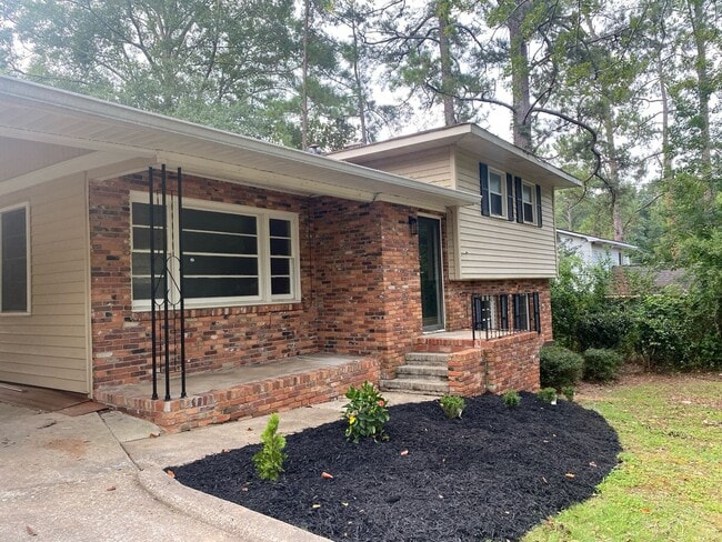Building Photo - Newly Renovated---Coming Soon--3 Bedroom 1... Rental