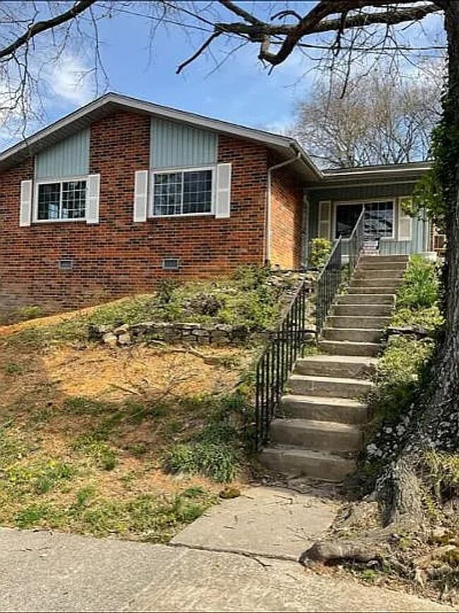 Building Photo - Knoxville 37930 - 3 bedroom, 1 bath home -...