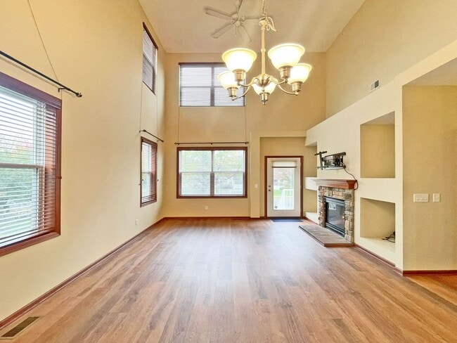 Photo - Spectacular SPACIOUS 3 Bedroom Plus Giant ...