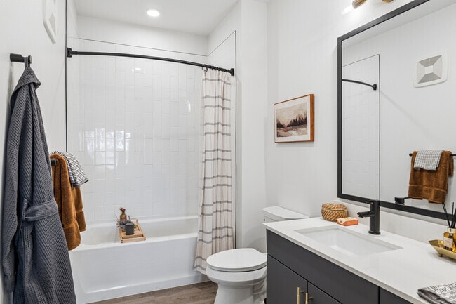 2BR, 2BA - 1,068SF - Secondary Bathroom
