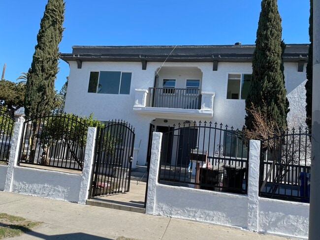 Building Photo - 4606 S Normandie Ave Unit Bottom 2