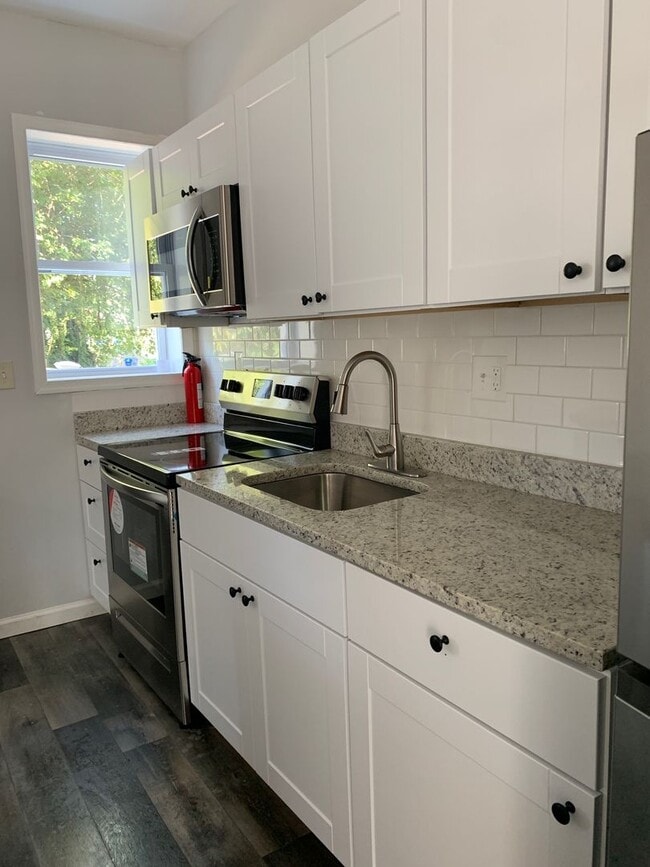 Building Photo - Renovated 3 Bedroom / 2 Bathroom located in Park heights Neighborhood