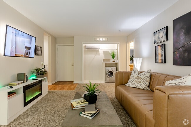 1BR, 1BA - Popler - Living