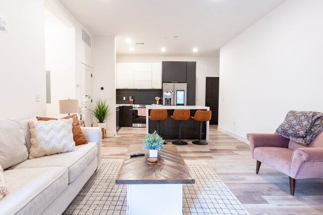 MCKENZIE 1 BR | 1 BA - Living room