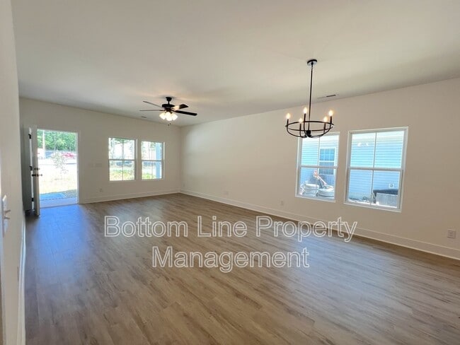 Photo - 427 Mint St