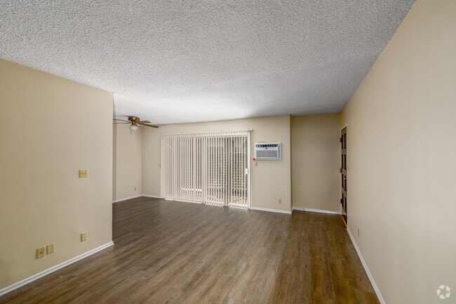 1BR, 1BA - 702SF - Living Room