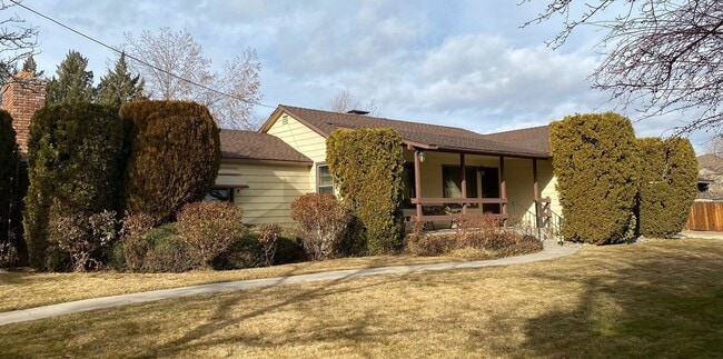 Building Photo - Beautiful Home in Old Southwest Reno w/Large Backyard
