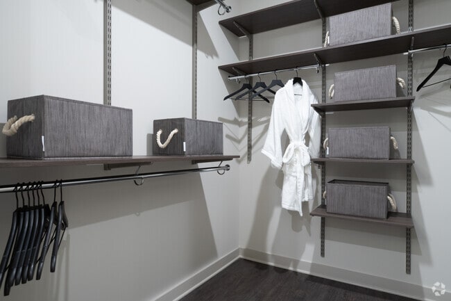 1BR, 1BA - 749SF