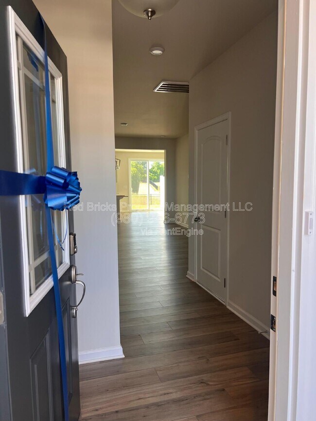 Photo - 5108 Carrick St