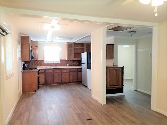 Photo - 142 Booker St