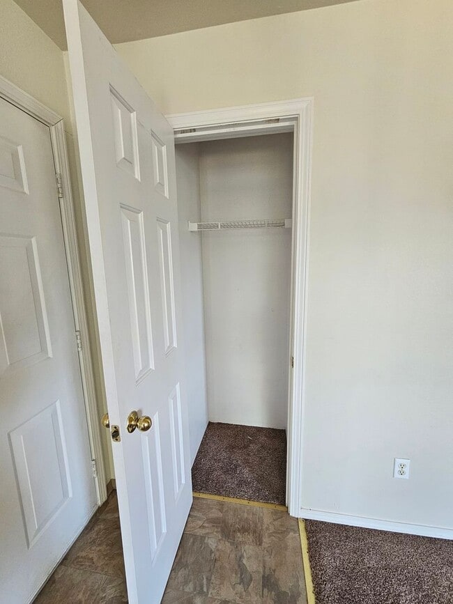 Photo - 300 Indian Trail Ct Unidad D