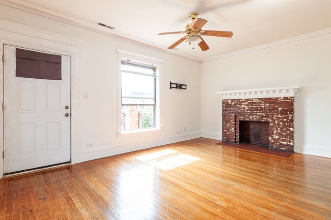 Building Photo - 910 W Belle Plaine Ave Unit 2 Rental