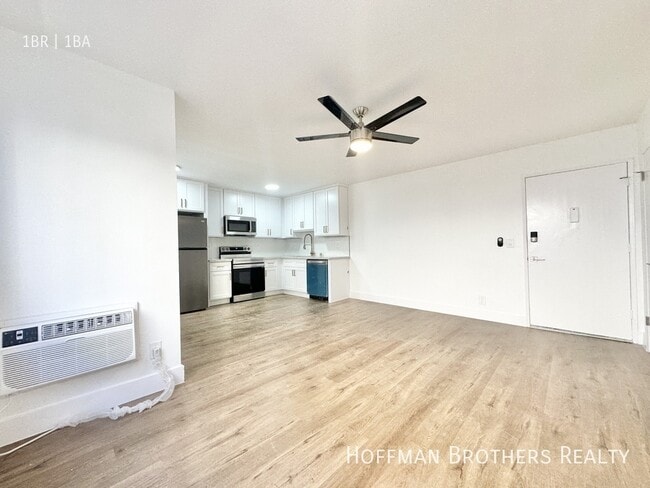 Photo - 5111 Harold Way Unidad 302
