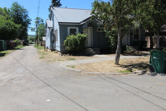Building Photo - 814 Martin St Rental