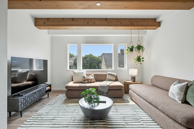 Building Photo - 925 NE 23rd Ave Unit ID1309836P Rental