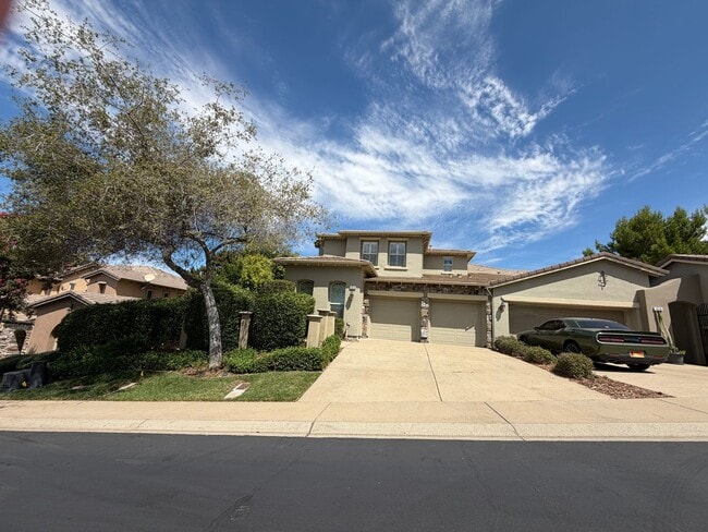 Building Photo - 3 bedroom Serrano home with view