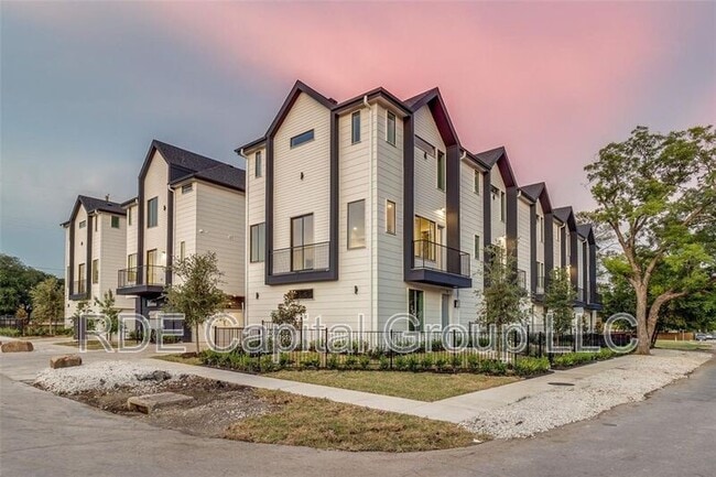 Building Photo - 3308 Birmingham Ave Unit 01