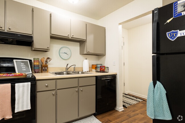 2BD, 2BA - 1,000SF