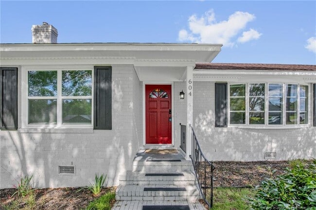 Photo - 604 Roundtree Dr