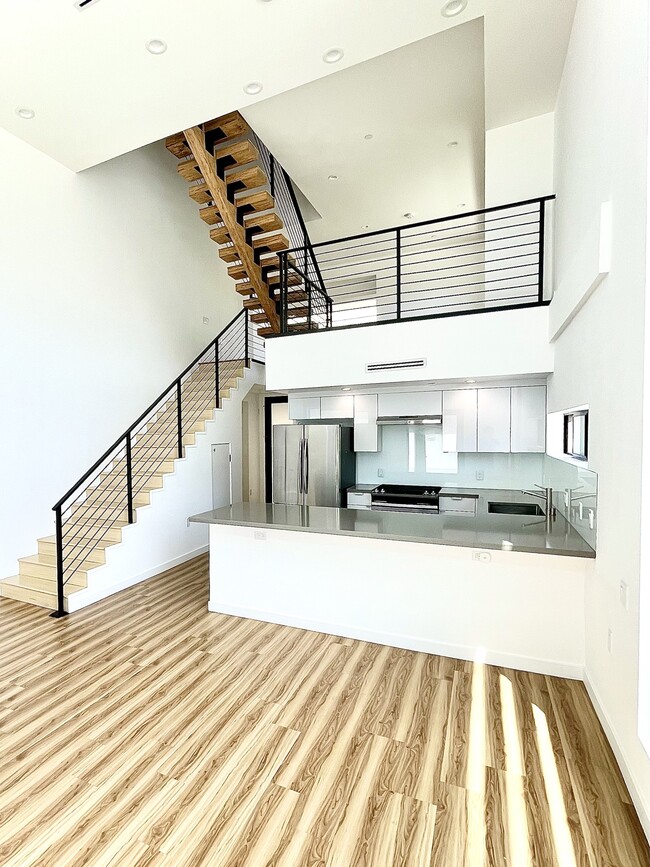 Photo - 10839 Kling St