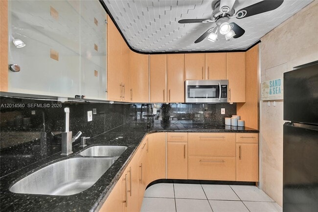 Building Photo - 6039 Collins Ave Unit 621