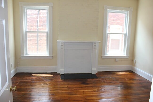 Photo - Spacious four bedroom, two full bath Fan/VCU area home. Available in August.