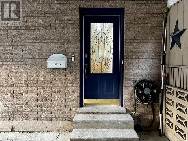 Photo - 694 Niagara St