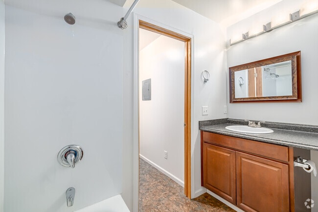 2BR, 1BA - 975SF - Bathroom