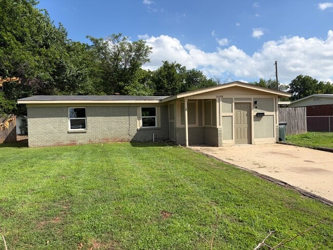 Building Photo - Nice size 2 bedroom for rent