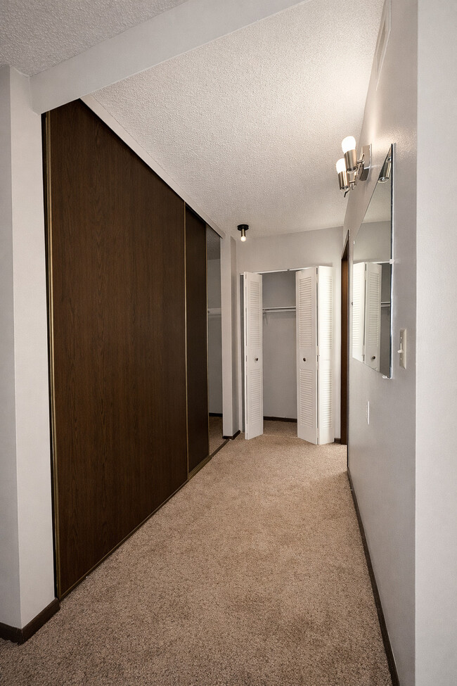 1BA,1BA- WALK IN CLOSET