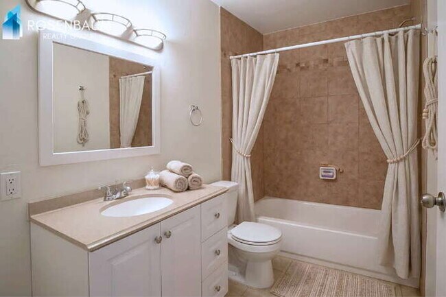 Photo - 2452 N Treat Ave Unidad 2452