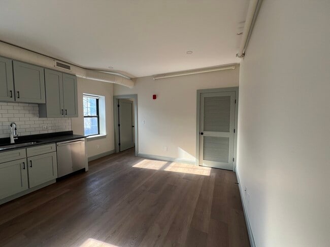 Photo - 160 Seabury St Unit 11