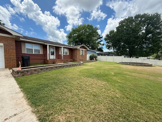Charming 3-Bedroom Home with Spacious Yard... - Charming 3-Bedroom Home with Spacious Yard...