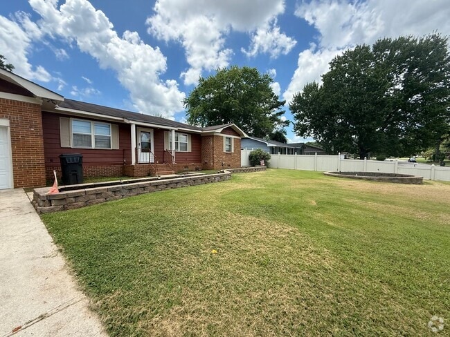 Building Photo - Charming 3-Bedroom Home with Spacious Yard...