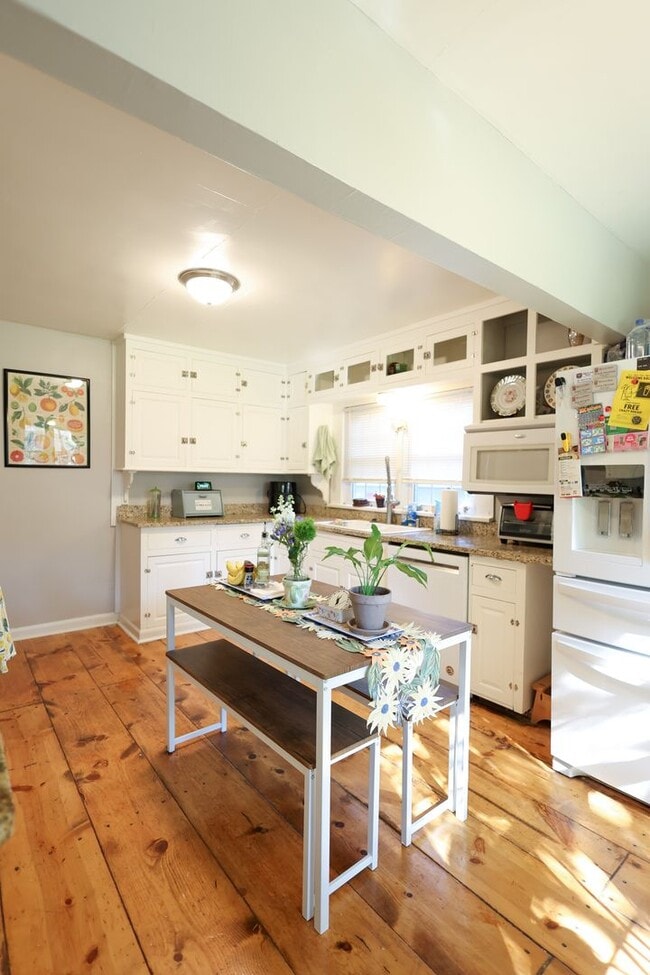 Photo - Beautifully Updated 4 bed house w/ fully f...