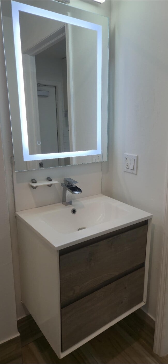 Photo - 1858 Dewey St