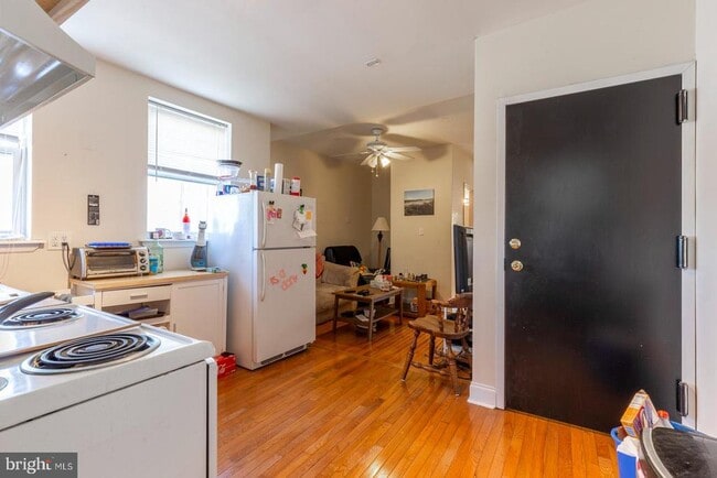 Building Photo - 2136 S 15th St Unit 3F