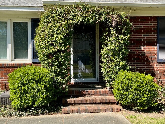 Photo - 727 Banks Terrace SE