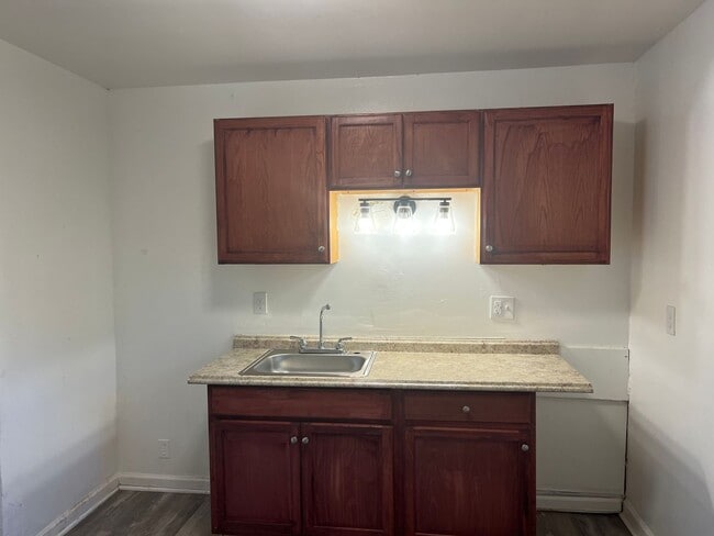 Building Photo - Awesome 2 bedroom ranch Section 8 approved