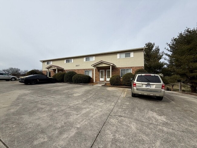 Building Photo - 3607 Lark Cir Unit E