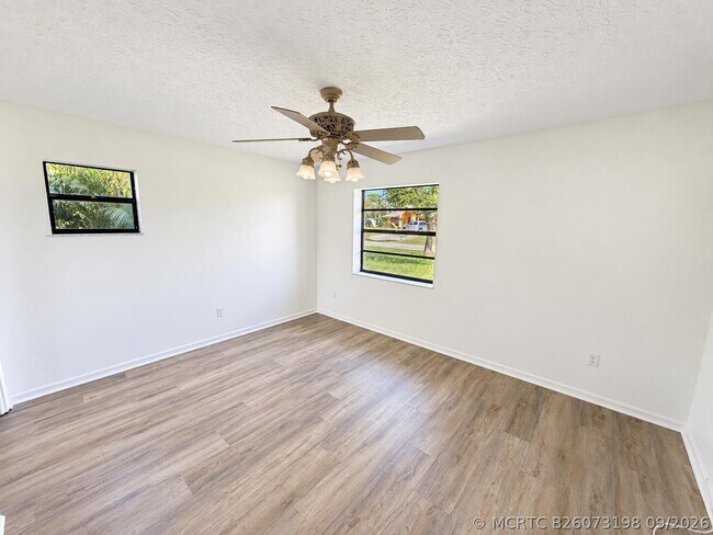 574 SW Duval Ave