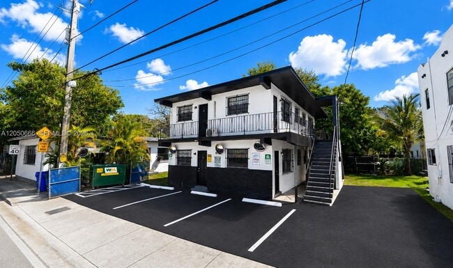Building Photo - 46 NW 62nd St Unit 4