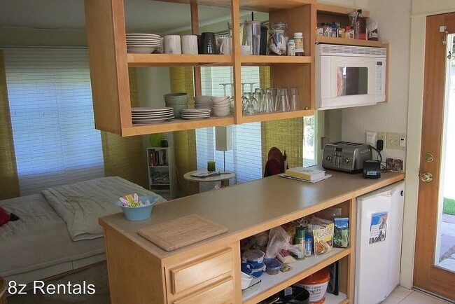 Photo - Charming Studio Furnished Unit - Cozy 400 Sq Ft Home with Full Bath!" Unidad B