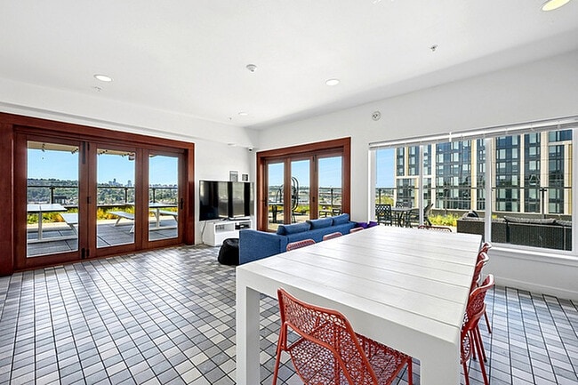 Study hard. Relax harder. Our rooftop lounge is the perfect spot to catch up with friends, soak in the Seattle skyline, or enjoy a well-earned break.