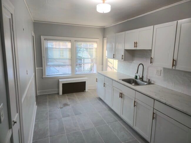 Building Photo - 19 Moore St Unit 1 N Rental