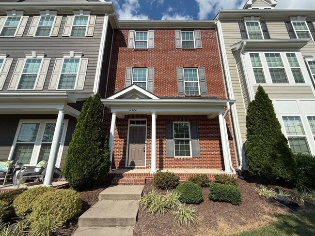 Building Photo - Stunning 3BD, 3.5BA Raleigh Townhome in th...