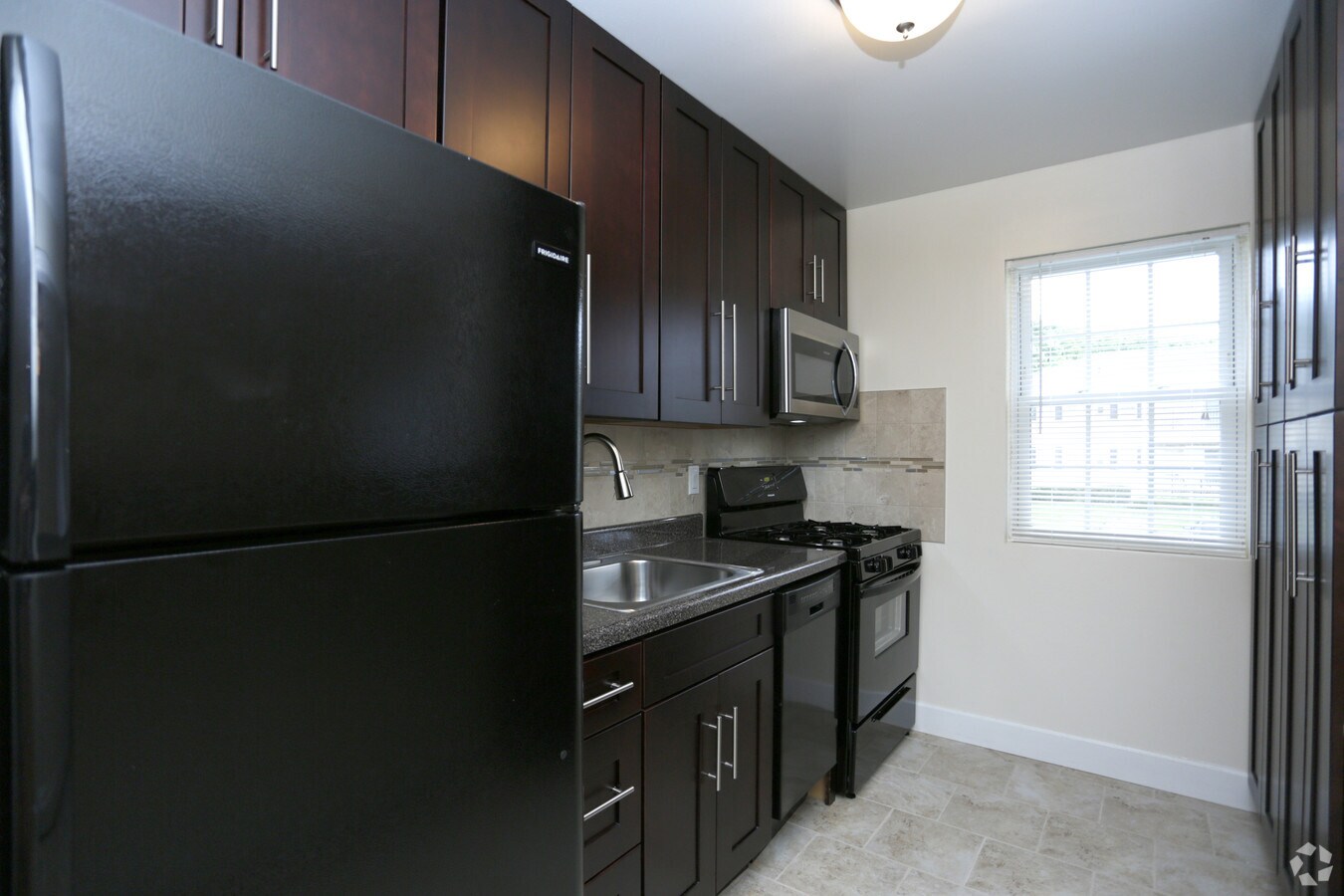 Queens Gardens Apartments For Rent In Colonia Nj Forrent Com